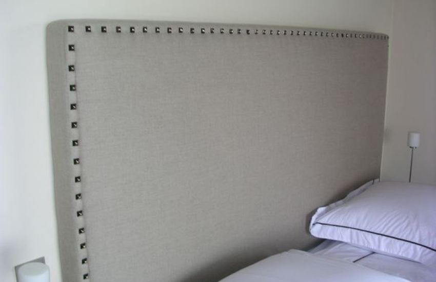 Tête de lit avec bordure et clous carrés