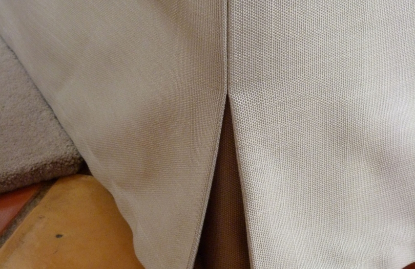 Détail d'un plis d'aisance avec intérieur du plis dans un tissu différent