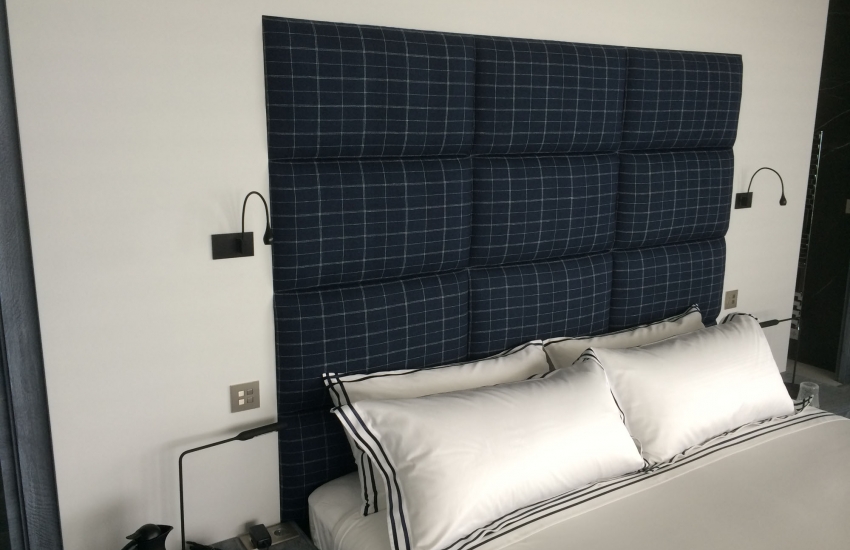 Tête de lit formée de panneaux rectangulaires