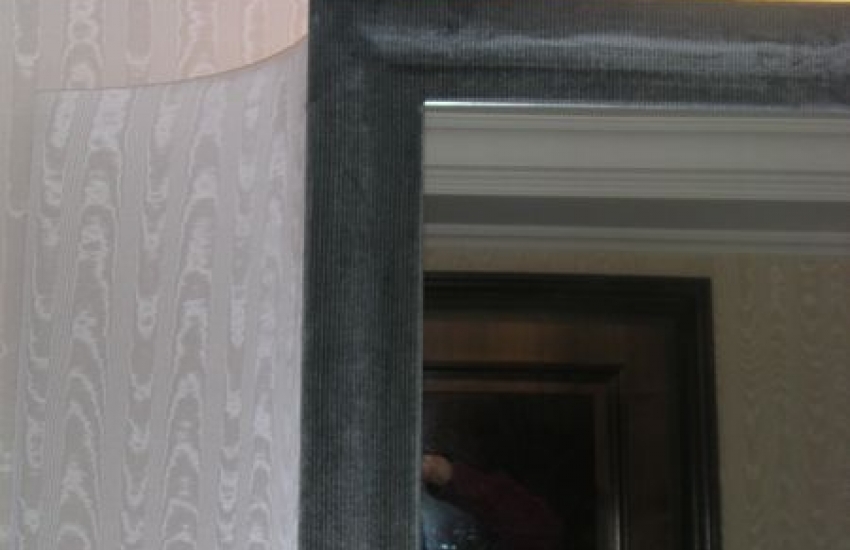 Porte de placard avec miroir dont l'entourage est gainé de tissu noir